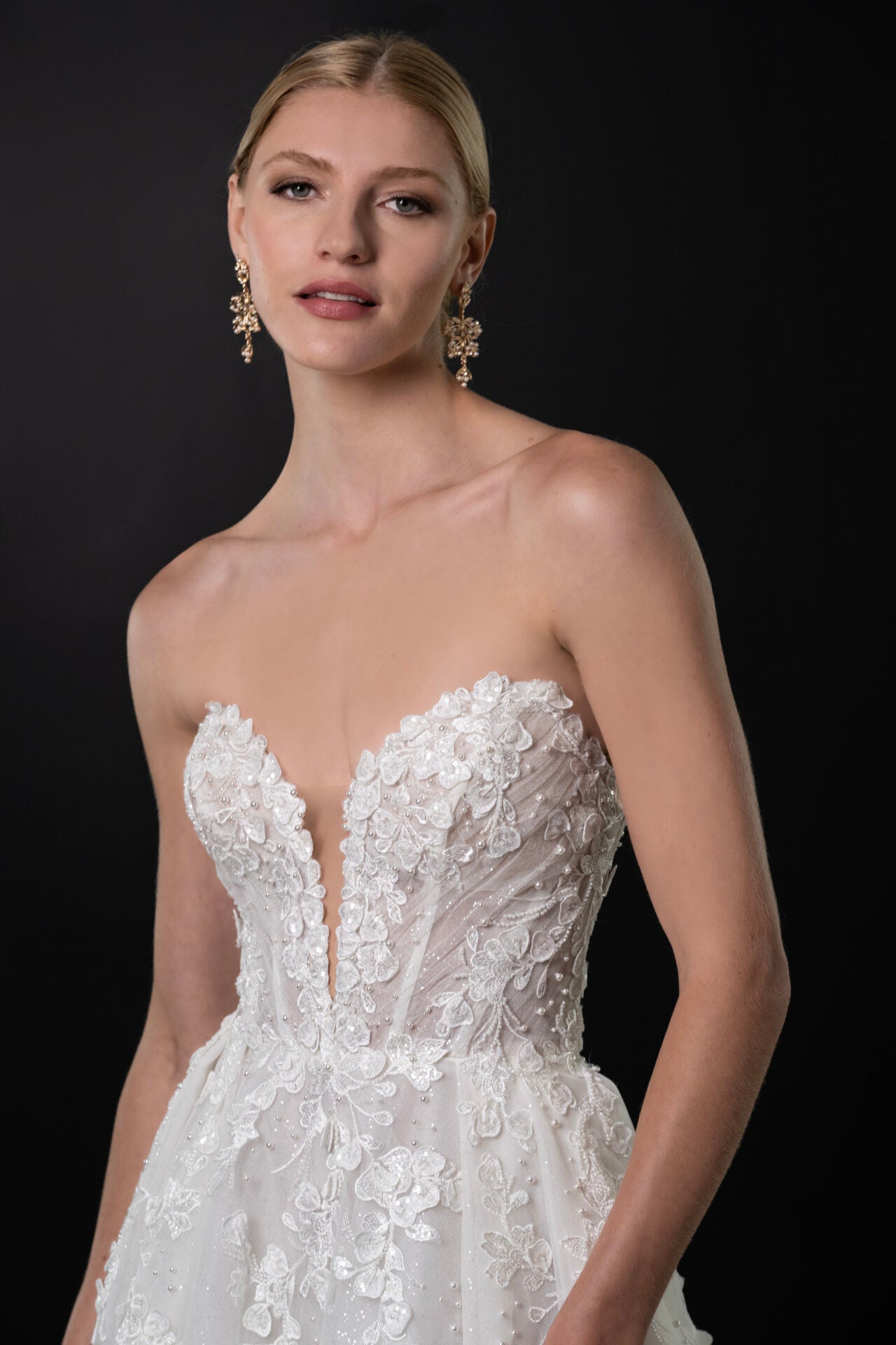 1715 Essense Martina Liana